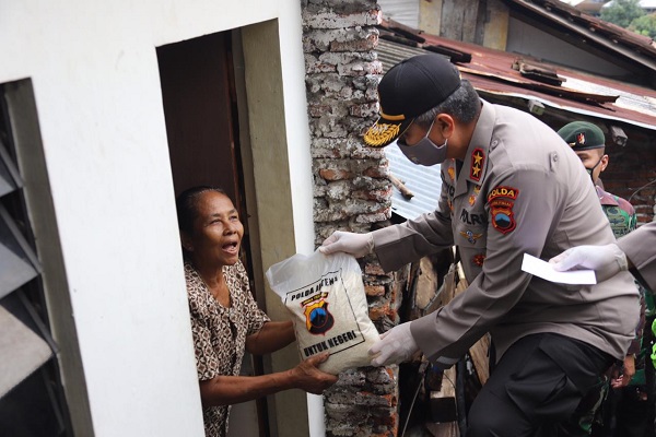 Kapolda Jateng & Pangdam Diponegoro Sambangi Warga Terdampak Corona