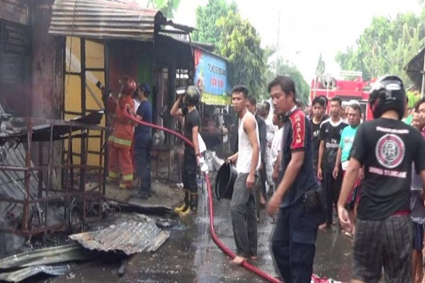 Kebakaran Ludeskan 4 Ruko di Batang