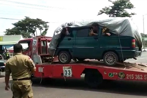 Truk Pengangkut Mobil Diputarbalikkan di Taman Unyil, Ini Sebabnya…