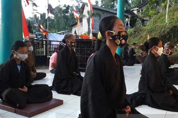 Di Tengah Covid-19, Umat Buddha Temanggung Peringati Detik-Detik Waisak