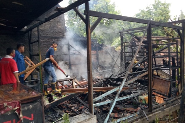 Belum Jualan, Warung Pinggir Jalan Purwodadi-Pati Malah Terbakar