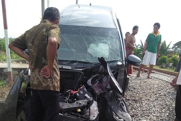 Mobil Warga Semarang Terserempet KA Barang di Grobogan