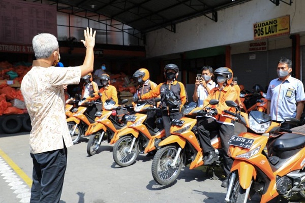 Gubernur Lepas Pegawai Pos Kirimkan Bansos Covid-19