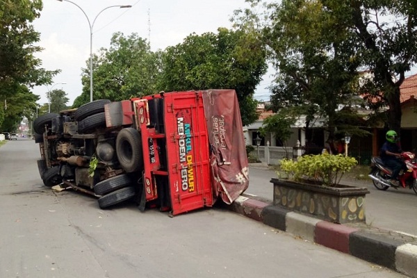 Truk Bermuatan Pakan Ternak Tujuan Tawangmangu Terguling di Grobogan