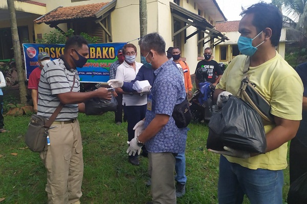 Polda Jateng Bagikan Sembako ke Warga Papua di Salatiga