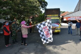 Bupati Grobogan Sri Sumarni melepas truk pembawa bantuan sembako untuk perantau di Jabodetabek. (Semarangpos.com-Pemkab Grobogan)