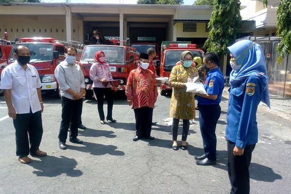 Bupati Grobogan Serahkan Beras dan Uang untuk Petugas Damkar