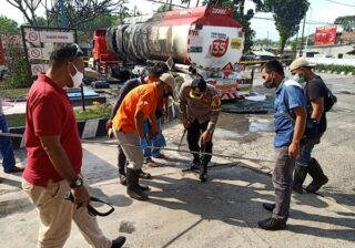 Kapolres Grobogan AKBP Ronny Tri Prasetyo Nugroho (ketiga dari kanan) turun langsung ke lokasi kebakaran mobil tangki BBM milik PT Pertamina di SPBU Kunden, Wirosari, Grobogan, Sabtu (23/5/2020). (Semarangpos.com-Pemerintah Kecamatan Wirosari)