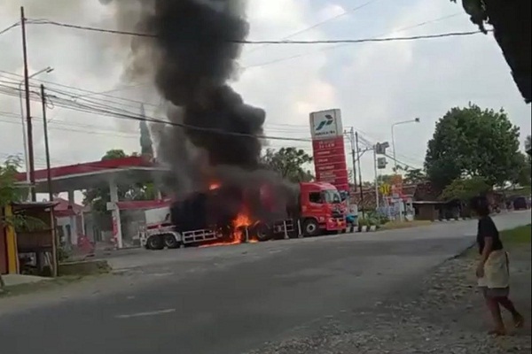 Mobil Tangki BBM Terbakar di SPBU Grobogan, Ini Foto-Fotonya…
