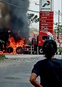 Warga menyaksikan mobil tangki BBM milik PT Pertamina yang terbakar di SPBU Kunden, Wirosari, Grobogan, Sabtu (23/5/2020). (Semarangpos.com-Istimewa)