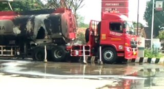 Kondisi mobil tangki BBM milik PT Pertamina setelah api dipadamkan di SPBU Kunden, Wirosari, Grobogan, Sabtu (23/5/2020). (Semarangpos.com-Istimewa)