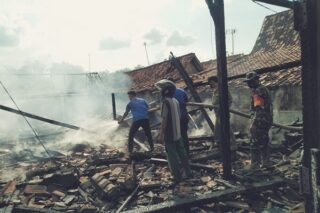 Petugas pemadam kebakaran bersama tentara dan personel Satpol PP menyemprotkan air ke sisa kebakaran rumah di Bandungsari, Ngaringan, Grobogan, Jateng, Jumat (22/5/2020). (Semarangpos.com-Kecamatan Ngaringan)