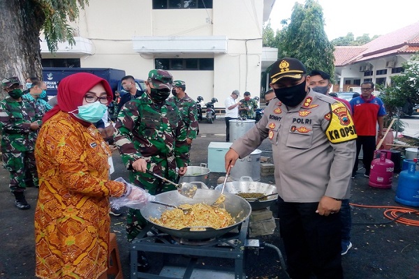 Bupati Grobogan Sri Sumarni Pun Ikut Masak di Dapur Umum Untuk Berbuka Puasa Warga