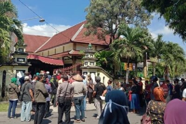 Demi Dapat Bantuan, Warga Serengan Solo Abaikan Jaga Jarak