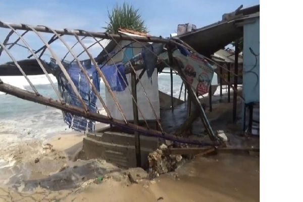 Dihantam Ombak, Ratusan Bangunan di Pesisir Gunungkidul Rusak