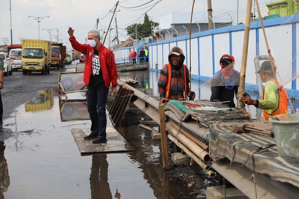 Terjebak Macet di Sayung Demak Gegara Rob, Ganjar Jadi Petugas Lalin & Marahi Kadishub Jateng