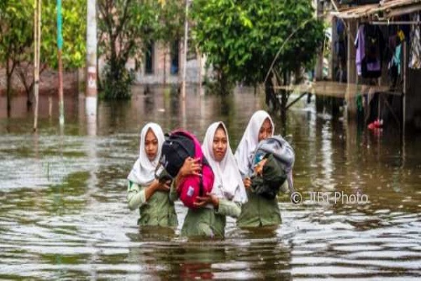 Sayung Demak Terendam Rob, Ganjar Kena Marah Warga