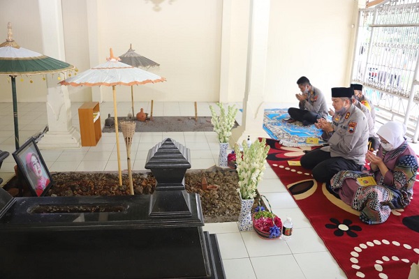 Dimutasi Jadi Kabaintelkam, Kapolda Jawa Tengah Ziarah ke Makam Ibunda Presiden