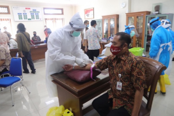 Wali Kota Solo Bersama Pejabat Pemkot Jalani Rapid Test, Hasilnya Mengejutkan…