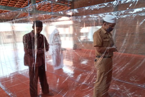 Salat Jemaah Digelar di Pesantren Ungaran Ini, Tirai Plastik Dipasang untuk Pengaman