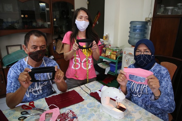 Pasangan Difabel di Semarang Bikin Masker Transparan, Ini Tujuannya…