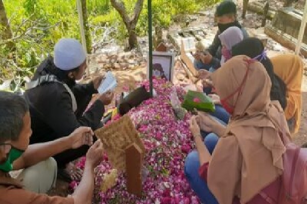 Sobat Ambyar Berduyun-Duyun Ziarah ke Makam Didi Kempot di Ngawi