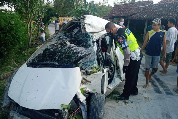 Ajaib, Mobil Tersambar Kereta Api di Grobogan, Pengemudi Keluar Sendiri