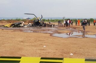 Bangkai helikopter yang jatuh di Kawasan Industri Kendal (KIK), Jawa Tengah, Sabtu (6/6/2020) sore. (Antara-Immanuel Citra Senjaya)