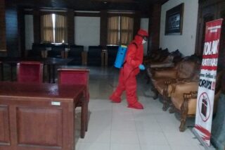 Balaikota Semarang dilumuri cairan kimia pencegah virus corona. (Semarangpos.com-Imam Yuda Sapotra)