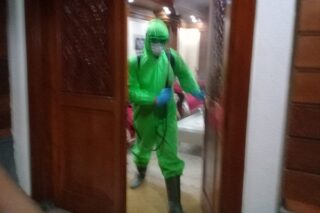 Balaikota Semarang dilumuri cairan kimia pencegah virus corona. (Semarangpos.com-Imam Yuda Sapotra)