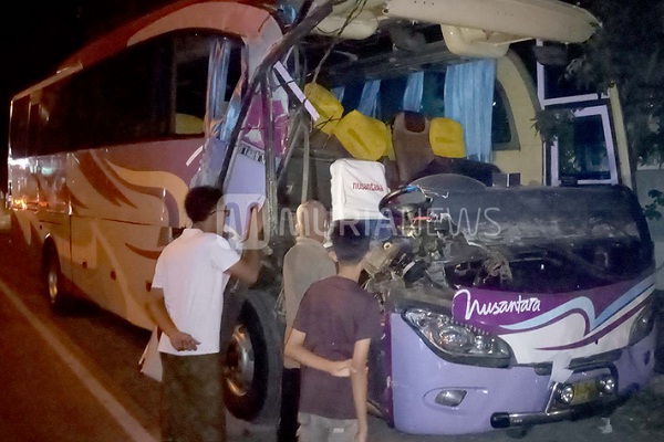 Bus Nusantara & Toyota Agya Seruduk Truk Mogok di Kudus, 3 Terluka