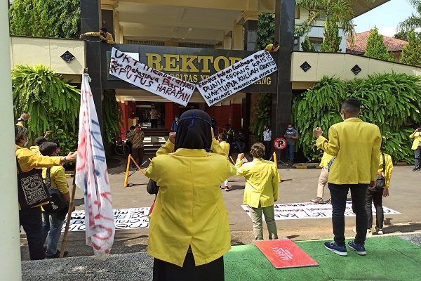 Demo Di Kampus, Mahasiswa Unnes Beri Kartu Merah Rektor