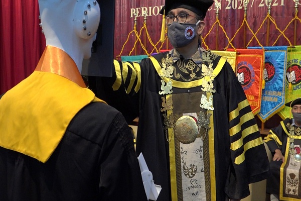 Gelar Wisuda Virtual Dengan Robot, UKSW Dipuji Ganjar