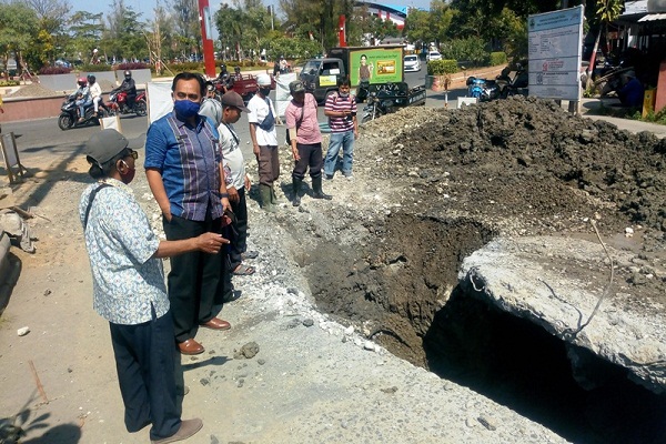 Tertekan Kendaraan Berat, Pipa PDAM Grobogan di Simpang Lima Bocor