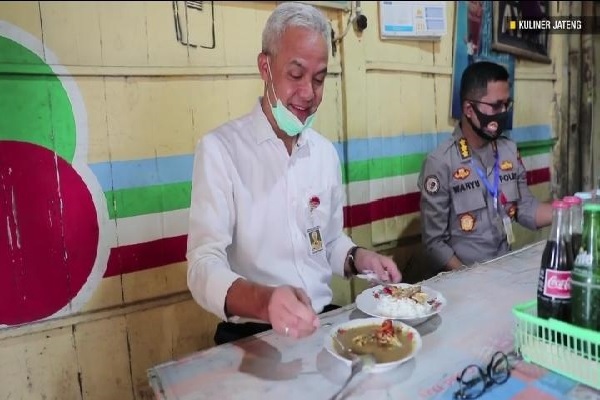 Gubernur Jateng Mencoba Nikmatnya Petis Runting Khas Pati