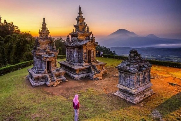 Buang Kotoran ke Candi Gedong Songo, Awas Karma!