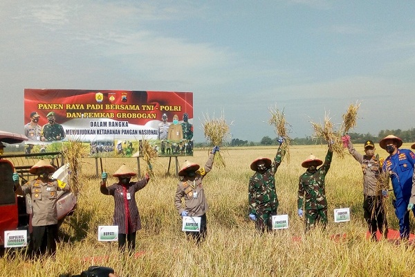 Jaga Ketahanan Pangan di Grobogan, Polri, TNI, dan Pemkab Tebar Benih Ikan