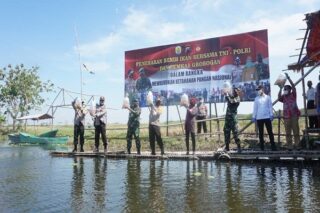 Kapolda Jateng, Bupati Grobogan dan Kapok Sahli Pangdam IV/Diponegoro menebar benih ikan di Kali Mati, Bendung Kletak, Klambu, Grobogan, Senin 13 Juli 2020. (Semarangpos.com-Arif Fajar Setiadi)