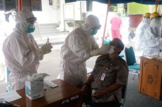 Pejabat di lingkungan Pemkab Grobogan menjalani uji swab di depan Kantor Wakil Bupati Grobogan, Rabu (15/7/2020). Kegiatan ini tindak lanjut dari Sekda Grobogan yang dinyatakan positif Covid-19. (Semarangpos.com-Arif Fajar Setiadi)