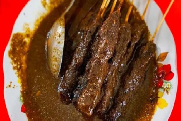 Sate Kerbau Khas Kudus Nikmat dengan Kuah Serundeng