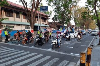 Marka henti jaga jarak di perempatan Dinas Kominfo Grogogan Jl. R Suprapto Purwodadi, dibuat mirip garis start balapan Moto GP. (Semarangpos.com-Dishub Grobogan)