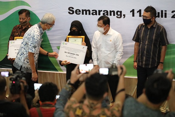 Kunjungi Semarang, Menkes Terawan Beri Penghargaan ke Nakes yang Gugur Tangani Covid-19