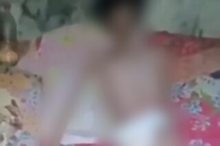 Tangkapan layar video viral Sri Listiyani yang sakit hingga telanjang di akun Facebook Vivor Jepara. (Facebook.com-Vivor Jepara)