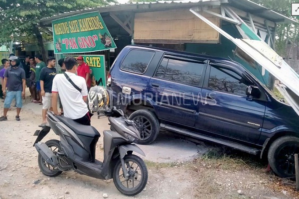 Diseruduk Calya, Panther di Grobogan Hantam Warung Sate