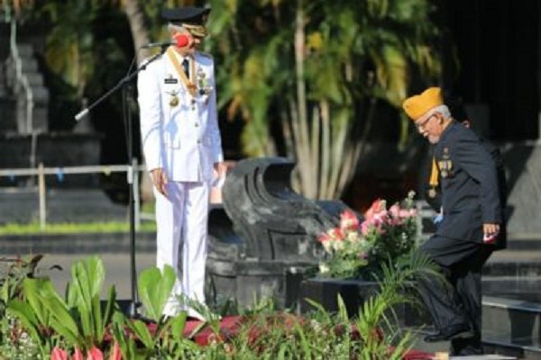 Kala Gubernur Jateng Minta Veteran Naik Podium di Hari Kemerdekaan