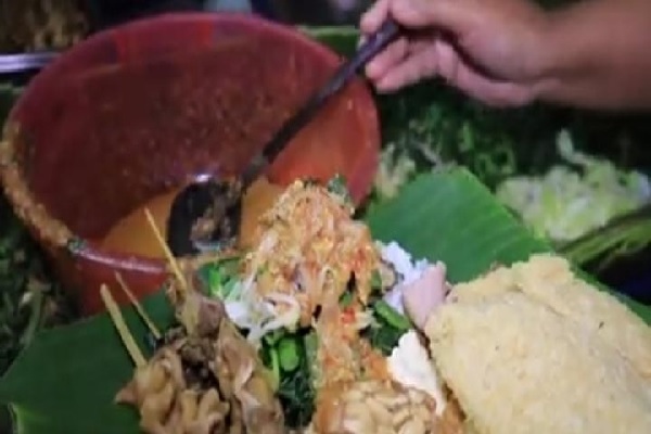 Coba Nasi Pecel Mbok Sador di Simpang Lima Semarang