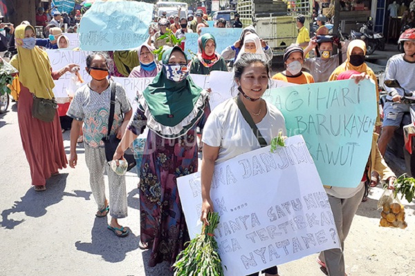 Lahan Parkir Jadi Lapak, Pedagang Sayur Pasar Kayen Pati Demo