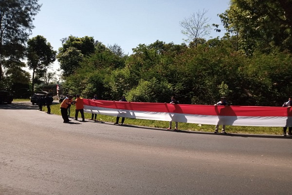 Merah Putih Sepanjang 1.000 Meter Terbentang di Kaki Gunung Merbabu