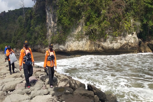 Selfie Berujung Maut, Mahasiswa Purwokerto Tersapu Ombak Pantai Logending