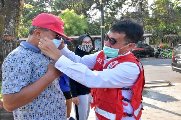 HUT Ke-75 PMI, Wawali Salatiga Bagi Masker di Alun-Alun